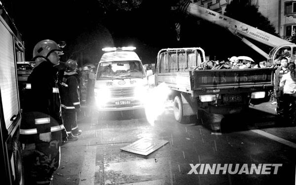 2008年5月13日凌晨，救护车辆在都江堰市运送伤者。