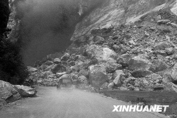 这是碎石将嘉陵江堵塞（2008年5月13日摄）。汶川地震发生后，甘肃陇南市徽县嘉陵镇山体滑坡，大约3万立方米的岩石碎块将嘉陵江甘肃徽县段拦腰截断，形成一个高约6米、长约30米、回水长约2000米的大坝，大坝内汇集了60万立方米的蓄水。