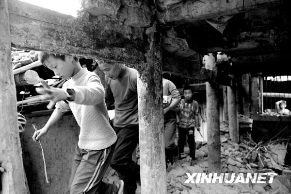 2008年5月13日，四川省青川县姚渡镇王家村的受灾群众正在撤离危房区。