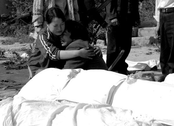 2008年5月14日，在四川省青川县木鱼中学，学生家人为失去亲人失声痛哭。