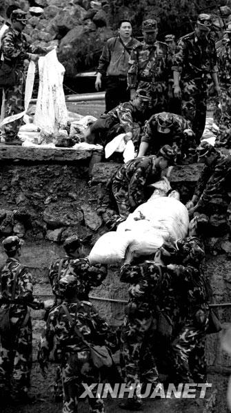 2008年5月13日，在四川绵阳市北川县，救援人员正在运送伤员。
