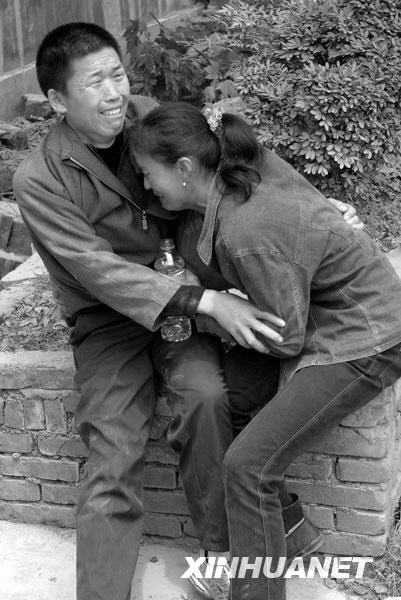 2008年5月15日，汉旺镇一对父母看到孩子的遗体后抱头痛哭。