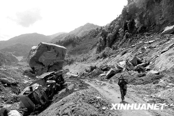 2008年5月14日，在距离四川省汶川县映秀镇约两公里的地方，一名战士正在急行军，赶赴救援现场。