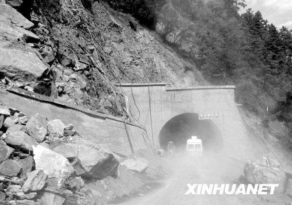 2008年5月15日，救援车辆通过杂谷脑隧道，从马尔康向理县进发。尽管余震不断，道路严重堵塞，各方仍在积极打通通往汶川、理县、茂县灾区的道路，在这条危险重重的灾区交通“生命线”上，救灾人员、医护人员、物资运输人员、记者等在冒着生命危险向前挺进。