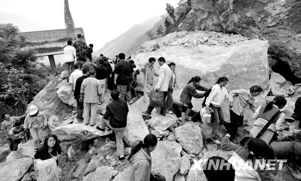 2008年5月13日，北川县受灾群众在撤离被地震破坏的北川县城。