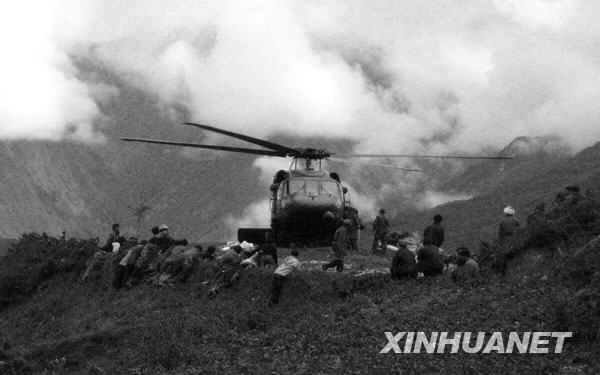 2008年5月14日，解放军直升机携带救援物资抵达汶川地震震中——汶川县城附近的山顶。