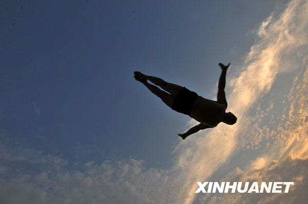 6月23日，一名武汉市民飞身跃入江中。