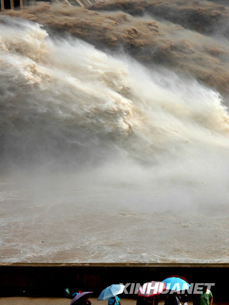 7月2日，游客参观黄河小浪底水库排沙。黄河小浪底水库于6月19日开始实施调水调沙，6月30日开始排沙，吸引了众多游客前来观赏“黄龙”奔涌的壮观景象。