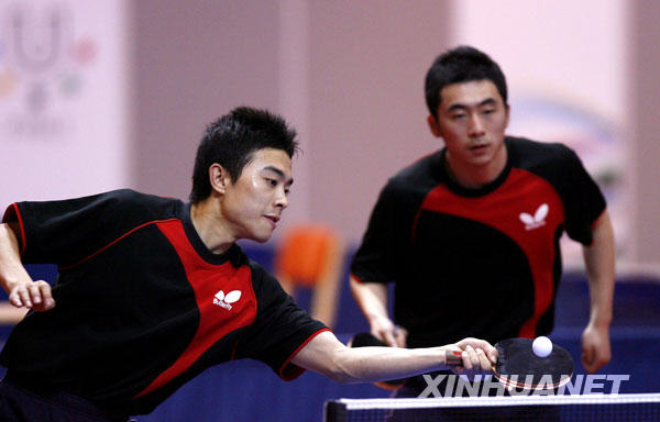 7月9日，中国选手崔庆磊/李洋（左）在比赛中。当日，在贝尔格莱德举行的第25届世界大学生运动会乒乓球男子双打决赛中，崔庆磊/李洋以4比2战胜法国选手，夺得冠军。