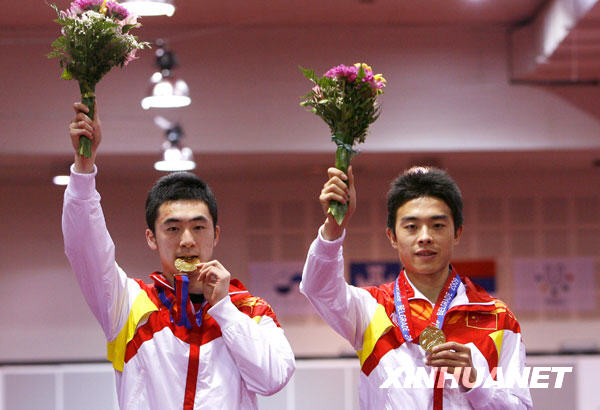 7月9日，中国选手崔庆磊（左）/李洋在颁奖仪式上。当日，在贝尔格莱德举行的第25届世界大学生运动会乒乓球男子双打决赛中，崔庆磊/李洋以4比2战胜法国选手，夺得冠军。