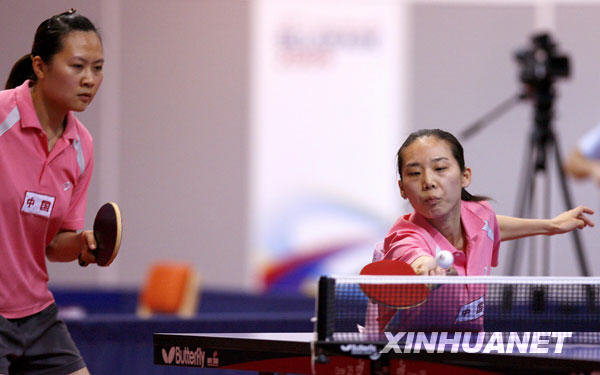 7月9日，中国选手蔡姗姗（右）/戴宁阳在比赛中。当日，在贝尔格莱德举行的第25届世界大学生运动会乒乓球女子双打决赛中，蔡姗姗/戴宁阳以4比3战胜队友刘娟/马越斐，夺得冠军。