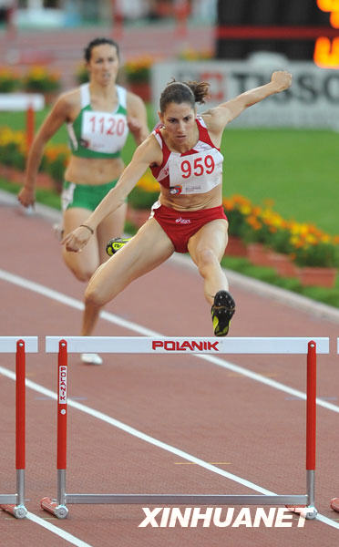 7月9日，保加利亚运动员斯坦波洛娃（前）在比赛中。当日，在贝尔格莱德举行的第25届世界大学生运动会田径女子400米栏比赛中，斯坦波洛娃获得冠军。