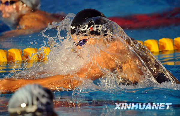 7月9日，日本选手盐泽理惠在比赛中。当日，在第25届世界大学生运动会女子200米蛙泳决赛中，盐泽理惠以2分22秒32的成绩获得冠军。