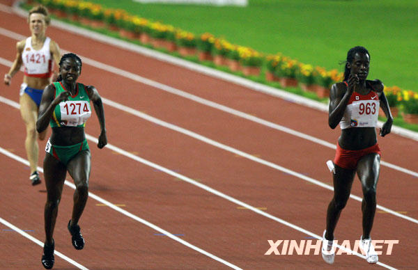 7月9日，塞内加尔选手宾图（中）在比赛中。当日，在贝尔格莱德举行的第25届世界大学生运动会田径女子400米决赛中，宾图夺得金牌。