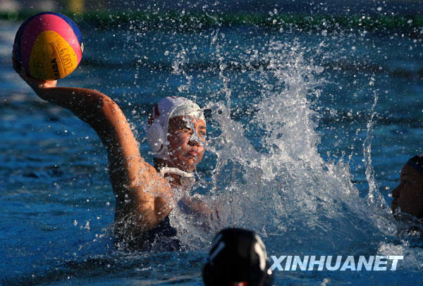 7月9日，中国队球员马欢欢（左）在比赛中射门。当日，在贝尔格莱德举行的第25届世界大学生运动会女子水球半决赛中，中国队以16比7战胜加拿大队，晋级决赛。